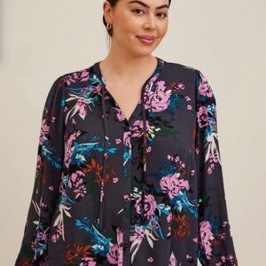 🌺Torrid Grey Floral Women's Top size 6